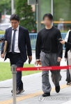 '개표소 시위' 경찰관 폭행 20대 영장실질심사