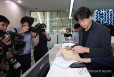 탄원서 제출 준비하는 김동연 배재학당총동창회장