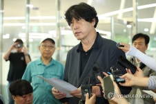 탄원서 읽는 김동연 배재학당총동창회장