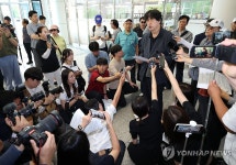 탄원서 읽는 김동연 배재학당총동창회장
