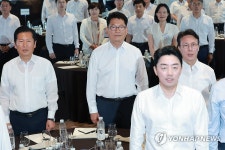 애국가 부르는 정청래 전 대표-송영길 의원-강훈식 비서실장-김민석 전 총리