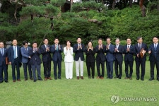 고위당정협의회 기념 촬영하는 한성숙 국무총리