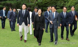 고위당정협의회 회의장으로 향하는 한성숙 국무총리