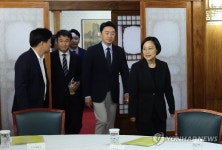 고위당정협의회장 입장하는 한성숙 국무총리