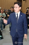 당 대표 출마 선언 위해 소통관 향하는 김민석 전 국무총리