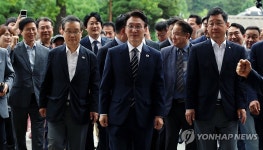 당 대표 출마 선언 위해 소통관 향하는 김민석 전 국무총리