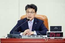 인사말 하는 진성준 국방위원장