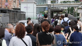 서울역 앞 택시승강장에 줄 선 시민들