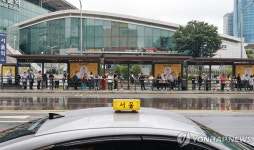 서울역 앞 택시승강장에 줄 선 시민들
