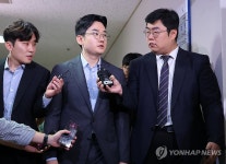 피습 자작극 혐의 정이한, 구속심사 출석