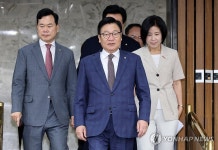 원내대책회의 입장하는 정점식 원내대표