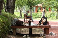 폭염에 지친 시민들, 공원에서 휴식