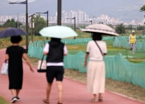 [르포] 폭염중대경보입니다…경북 경산 휴일 풍경도 바꿨다