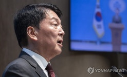 한동훈 의원 국민의힘 복당 반대 기자회견 하는 안철수 의원
