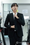 민주당 청년 최고위원 도입 무산 규탄 회견 준비하는 정민철 부의장