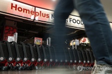 쇼핑카트로 입구 막아둔 홈플러스