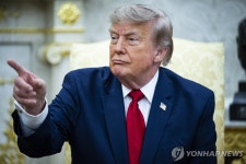 트럼프 '호르무즈 보호비' 돌발선언에 참모진도 '화들짝'