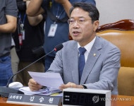 국회 법사위 제1소위에서 안건 설명하는 김승원 위원장