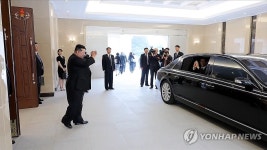 왕후닝 배웅하는 김정은