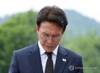 김민석 전 총리, 노무현 전 대통령 묘역 참배