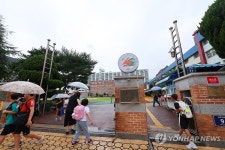 하교하는 신석초등학교 학생들