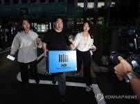 압수수색 마치고 경찰청 나서는 검찰 관계자들
