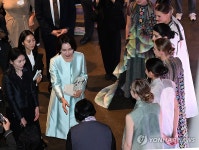 김혜경 여사, 한지 전시 행사 참석