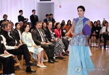 한지 패션쇼 관람하는 김혜경 여사