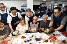 현대차 노사, 울산 경로당 38곳에 삼계탕 1천900여 그릇 후원