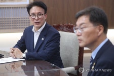 미소 짓는 김민석 당 대표 후보