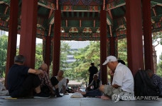 폭염 계속 탑골공원 팔각정에 모인 노인들