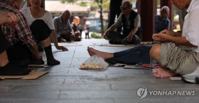 폭염 계속 탑골공원 팔각정에 모인 노인들