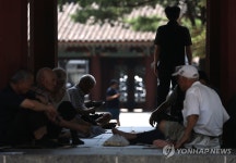 폭염 계속 탑골공원 팔각정에 모인 노인들
