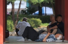 폭염 계속 탑골공원 팔각정에 모인 노인들