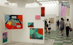 백화점 중앙광장에 펼쳐진 청년작가들의 작품세계