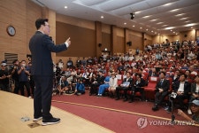 서울 당원 만나 연설하는 민주당 김민석 당 대표 후보