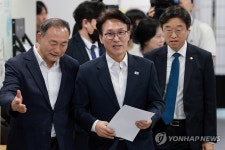 기자회견장 향하는 민주당 김민석 당대표 후보