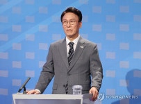 TV 토론 시작 기다리는 민주당 김민석 당대표 후보