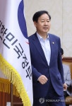 비상경제본부 회의 입장하는 구윤철 부총리