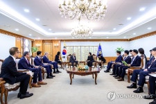 빌 게이츠 이사장과 면담하는 한성숙 총리