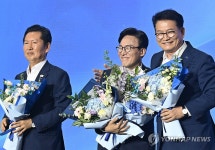꽃다발 든 김민석 신임 당대표