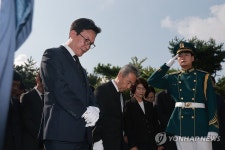 김대중 전 대통령 묘역 참배하는 민주당 김민석 신임 대표