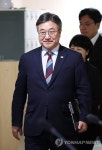 '초대 중수청장 국민 추천' 브리핑 입장하는 윤호중 행안부 장관