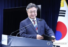 '초대 중수청장 국민 추천' 브리핑 입장하는 윤호중 행안부 장관