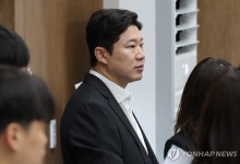 책임당원 성명서 발표 기자회견 지켜보는 진종오 의원