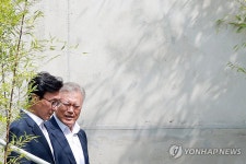 더불어민주당 김민석 대표, 문재인 전 대통령 예방