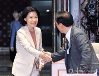 의원총회 입장하는 이진숙 의원