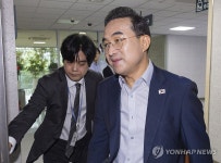 '미래대응기금' 당정 입장하는 박홍근 기획예산처 장관