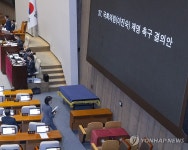 제명 결의 촉구안 상정되자 회의장 떠나는 이진숙 의원