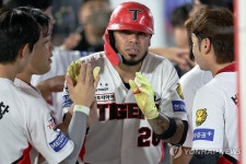 홈런 기쁨 나누는 카스트로